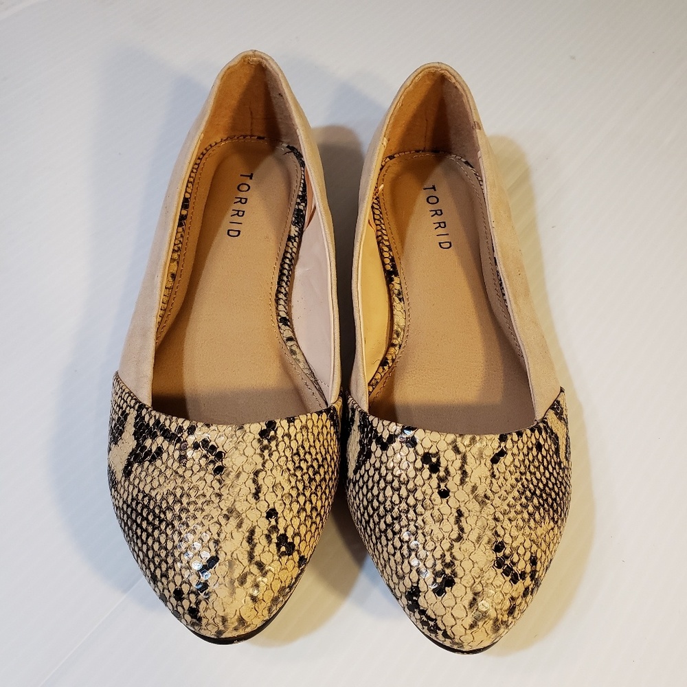 Torrid Ballet Flats Tan Fabric Reptile Toe sz 8W